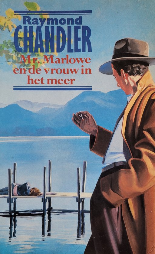 Een man met hoed en trenchcoat staat op een pier, kijkend naar een liggend figuur.
