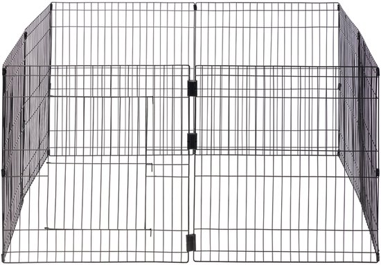 Zwarte metalen ren van 8 panelen met een dubbele deur in het midden.