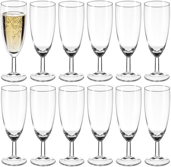 Douze flûtes à champagne Secret de Gourmet, une remplie de champagne.