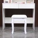 Witte kaptafelkruk met gestoffeerd zitvlak en gebogen poten, voor een witte kaptafel.