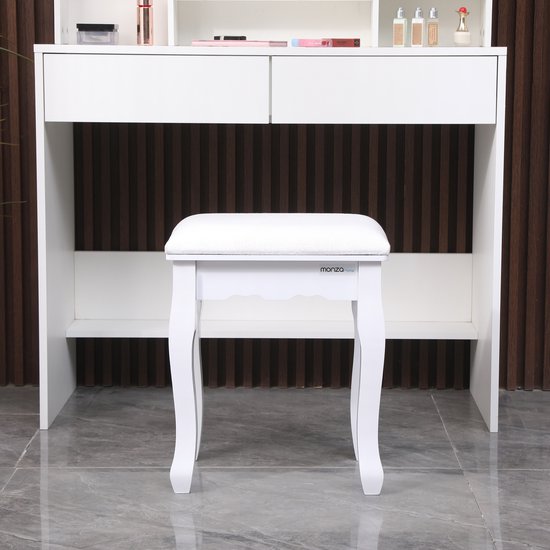 Witte kaptafelkruk met gestoffeerd zitvlak en gebogen poten, voor een witte kaptafel.