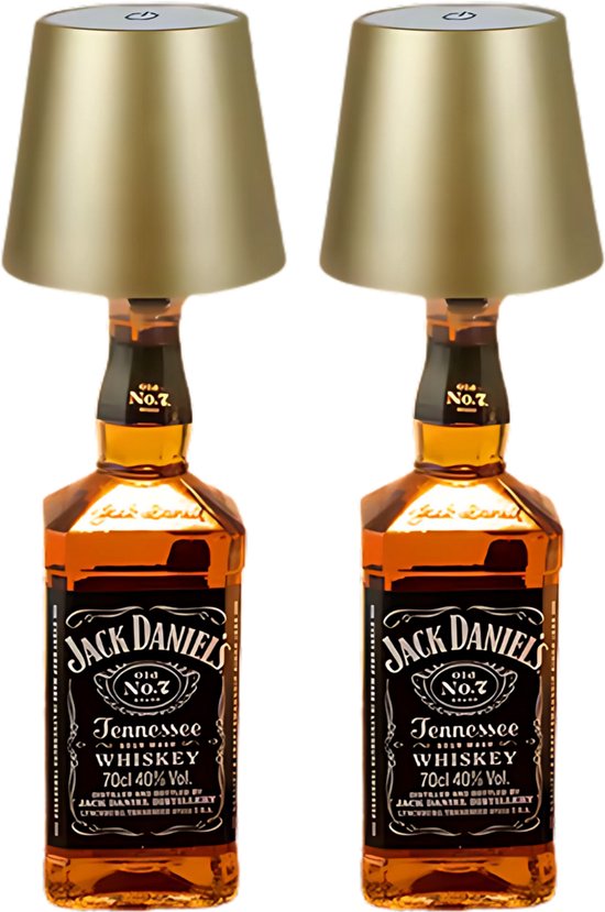 Deux lampes fabriquées à partir de bouteilles Jack Daniel's avec des abat-jour dorés.
