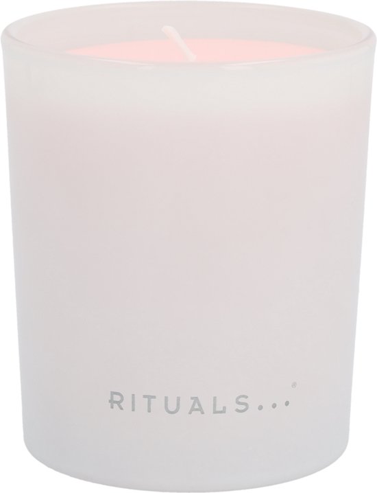 Witte verpakking en roze geurkaars van The Ritual of Sakura.