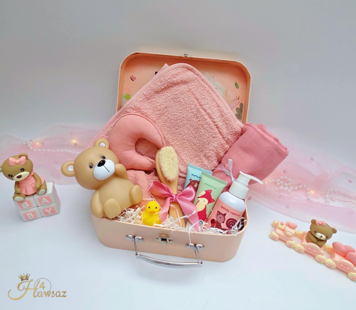 Goedkoopste Luxe Kraamcadeau voor Meisje 10 stuks - Hawsaz.nl Cadeau - Badcape - Babygeschenkset - Babyshower -Knuffeldoekje - Gepersonaliseerde cadeaus - Badcape - Baby koffertje - Babyverzorging