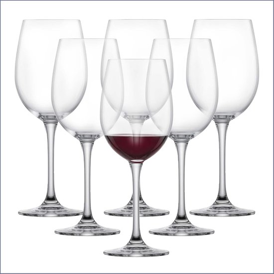 Six verres à vin, dont un rempli de vin rouge.