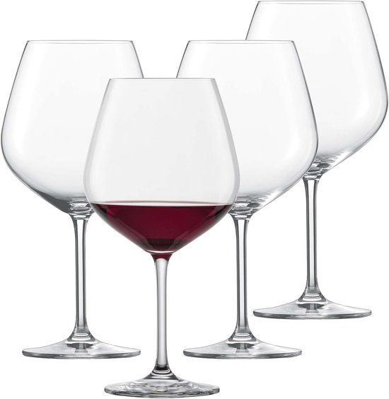 Quatre grands verres à vin alignés, un rempli de vin rouge, les autres vides.