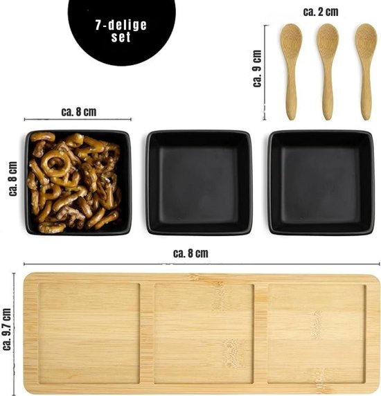 Een pickmand met bordjes, bestek en bekers voor vier personen