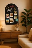 Tableau noir en forme d'arche avec 'LOVE', étoiles, photos et plante.