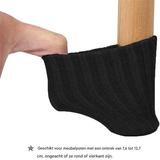 Hand die zwarte, gebreide stoelpootbeschermer om een houten stoelpoot plaatst.