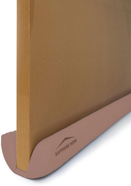 Lichtroze tochtstrip langs een houten deur, met het Sapphire Home logo.
