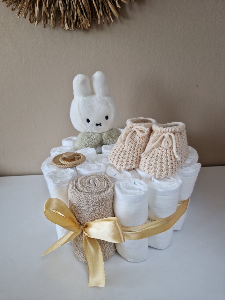 Goedkoopste Luiertaart small rammelaar fluffy Nijntje neutraal beige - babyshower- kraamcadeau