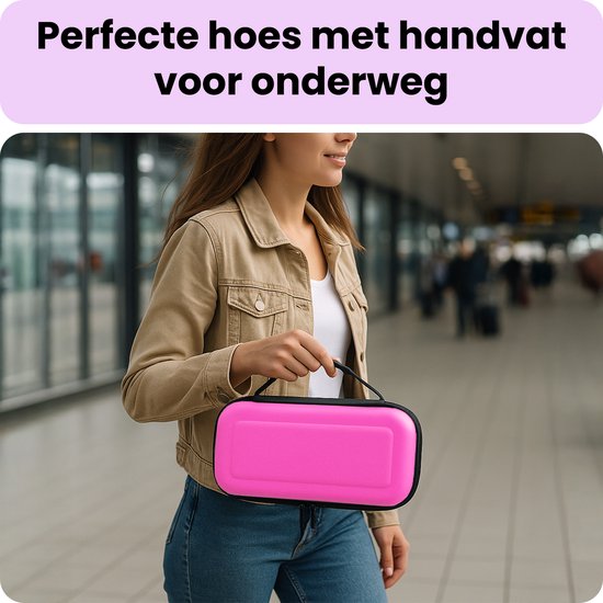 Vrouw met spijkerbroek en beige jas draagt een roze Nintendo Switch hoes met handvat.