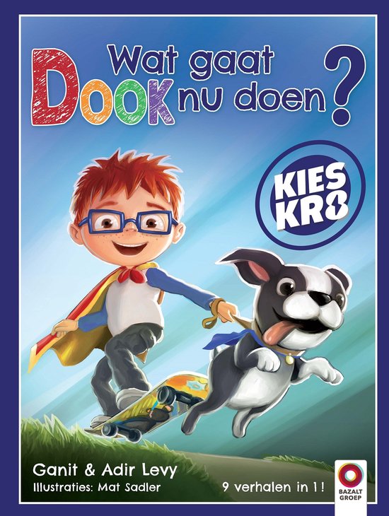 Jongen met bril, cape en superheldenoutfit, rijdend op skateboard, met hond aan lijn. Tekst: Wat gaat Dook nu doen? Kies kr8.