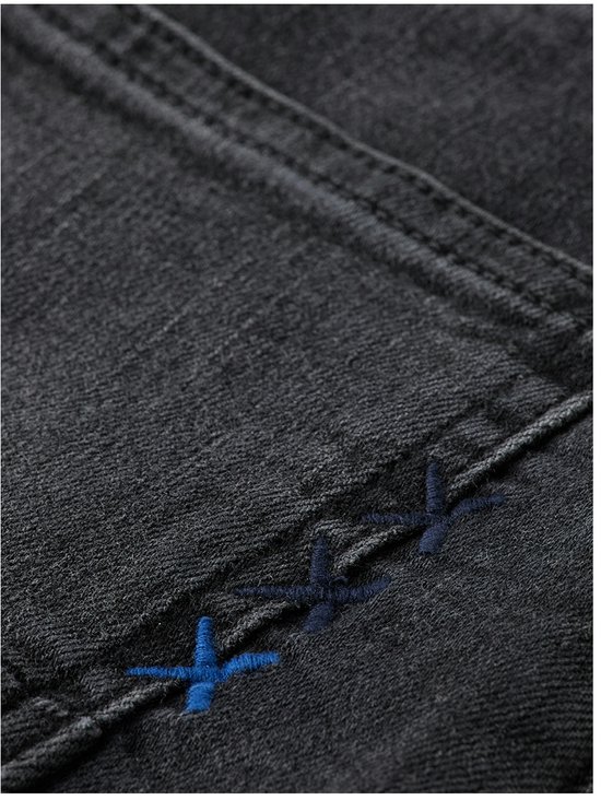Gedetailleerde close-up van donkergrijze denim met blauwe kruisstiksels.