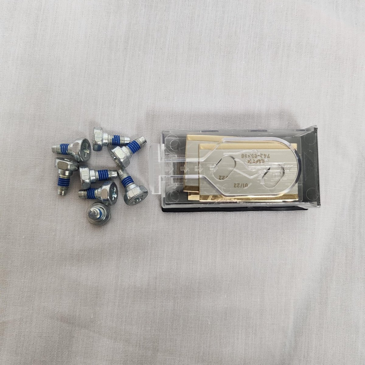 Afbeelding 2 van Robomow RKS800 met RoboHome en messen - Robotmaaier - Combo Deal (RKS800 + RKS Robohome + extra messenset) - Maairobot - Wifi - Randmaaien - App bestuurbaar