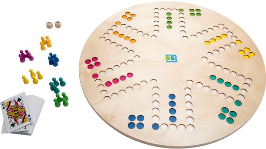 Een rond, houten spelbord met houten speelstukken in het roze, geel, blauw en groen. Naast het bord liggen dobbelstenen, pionnen en speelkaarten.