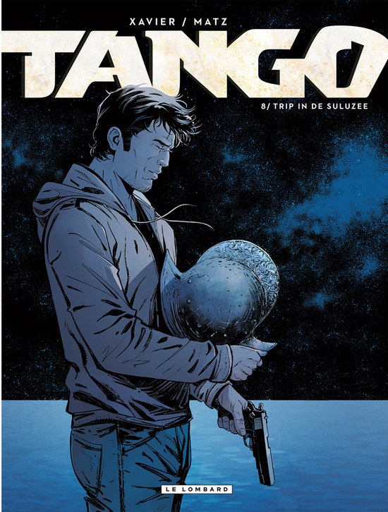 Couverture de bande dessinée Tango 8 : Trip in de Suluzee. Un homme aux cheveux sombres porte un sweat à capuche bleu et un jean. Il tient un casque dans sa main gauche et un pistolet dans sa main droite.
