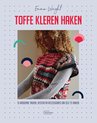 Model met krullend haar in een gehaakt vest met gekleurde patronen, met de titel "Toffe Kleren Haken".