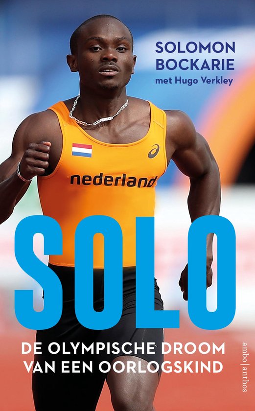 Solomon Bockarie rent in een oranje "Nederland" shirt op een atletiekbaan, met "SOLO" in grote blauwe letters op de voorgrond.