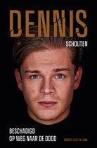 Portret van Dennis Schouten met de tekst "DENNIS SCHOUTEN BESCHADIGD OP WEG NAAR DE DOOD".