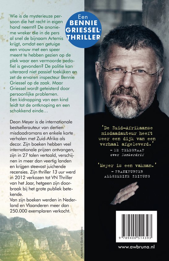 Achterflap van 'Een Bennie Griessel-thriller'. Close-up van een oudere man met bril. Een deel van de achterflap toont een berglandschap.