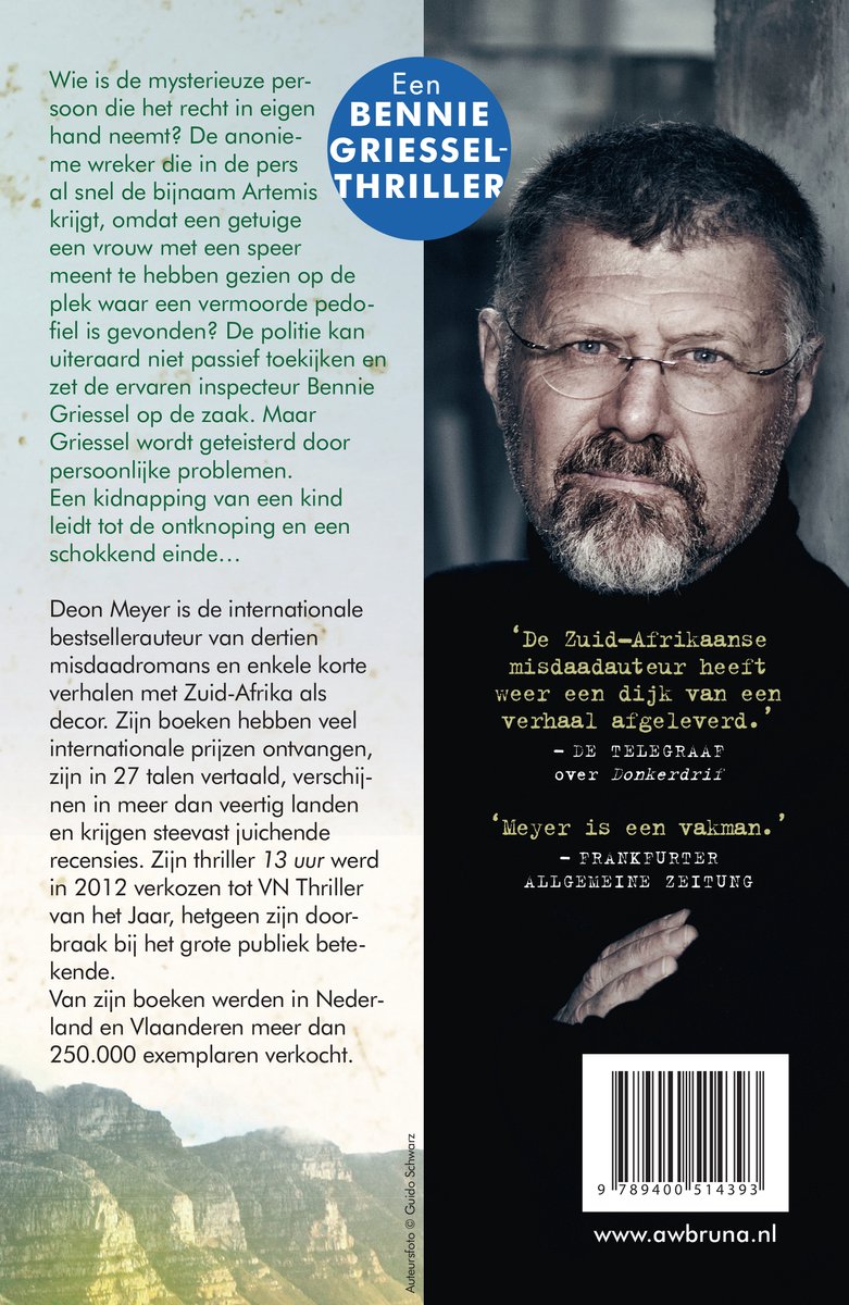 Achterflap van 'Een Bennie Griessel-thriller'. Close-up van een oudere man met bril. Een deel van de achterflap toont een berglandschap.
