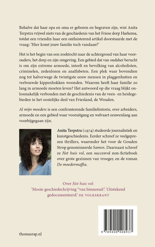Boekomslag met Anita Terpstra, donker haar, witte blouse. Titel: Al mijn moeders.