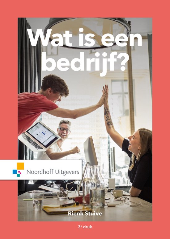 Twee mannen en een vrouw geven elkaar een high five, met een laptop op de voorgrond. "Wat is een bedrijf?" Noordhoff Uitgevers.