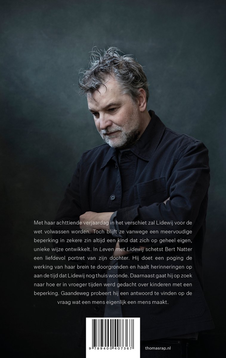 Portret van een man met grijs haar die naar beneden kijkt, met tekst en barcode.