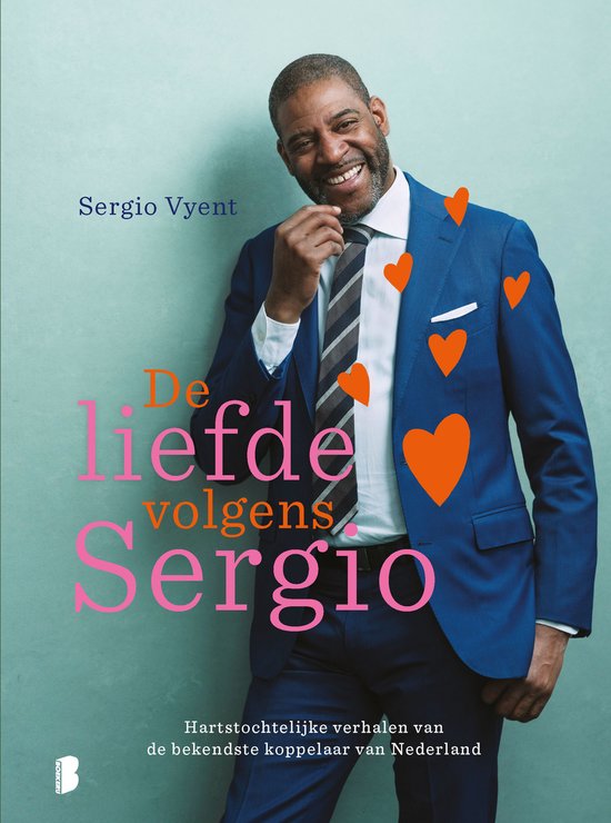 Man in blauw pak met gestreepte das, glimlacht en trekt aan zijn das. Oranje hartjes op het pak. Tekst: 'De liefde volgens Sergio'.