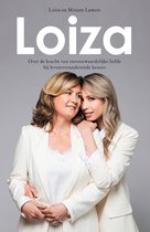 Twee vrouwen, een oudere en een jongere, in witte blazers. De jongere vrouw omhelst de oudere vrouw.