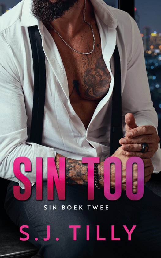 Close-up van een man met tatoeages op zijn borst en armen, een witte blouse, bretels en een ring. De tekst 'SIN TOO SIN BOEK TWEE S.J. TILLY' staat op de cover.