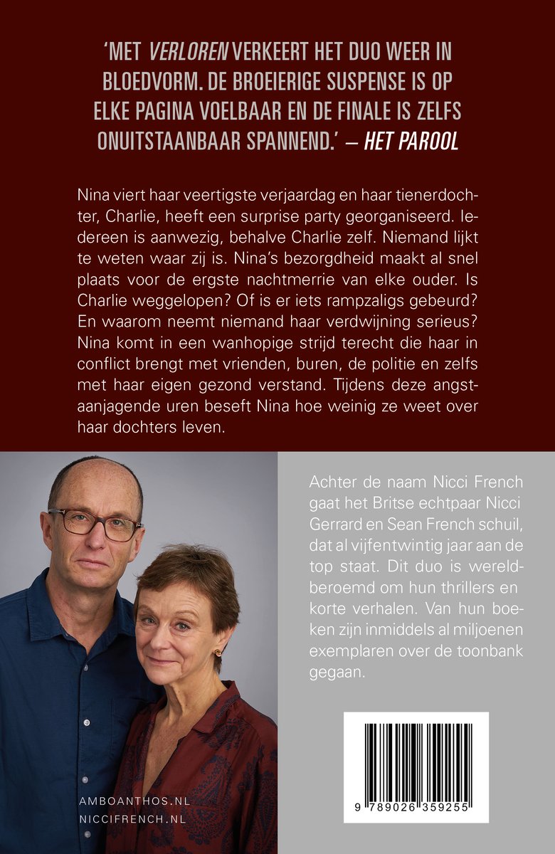 Een ouder Brits echtpaar, met bril en shirt, de vrouw met gebloemd shirt. Ze kijken ernstig naar de camera. Achtergrondlicht grijs.