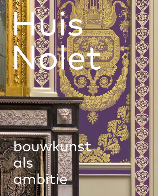 Gouden ornamenten op paars behang boven een marmeren schouw met tekst 'Huis Nolet bouwkunst als ambitie'.