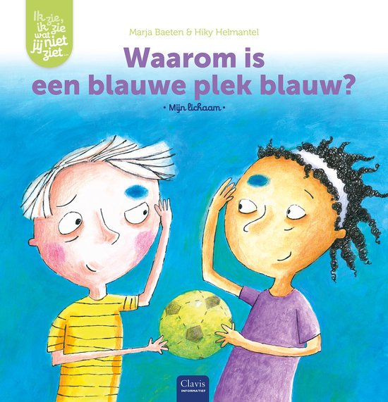 Boekcover met de titel "Waarom is een blauwe plek blauw?". Twee kinderen, één met blonde haren en één met donker krullend haar, kijken elkaar aan met een voetbal.