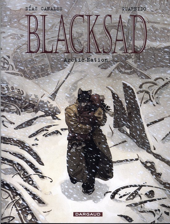 Een zwart kat-personage in een bruine jas draagt een kind in een besneeuwd landschap. Titel: BLACKSAD Arctic-Nation.