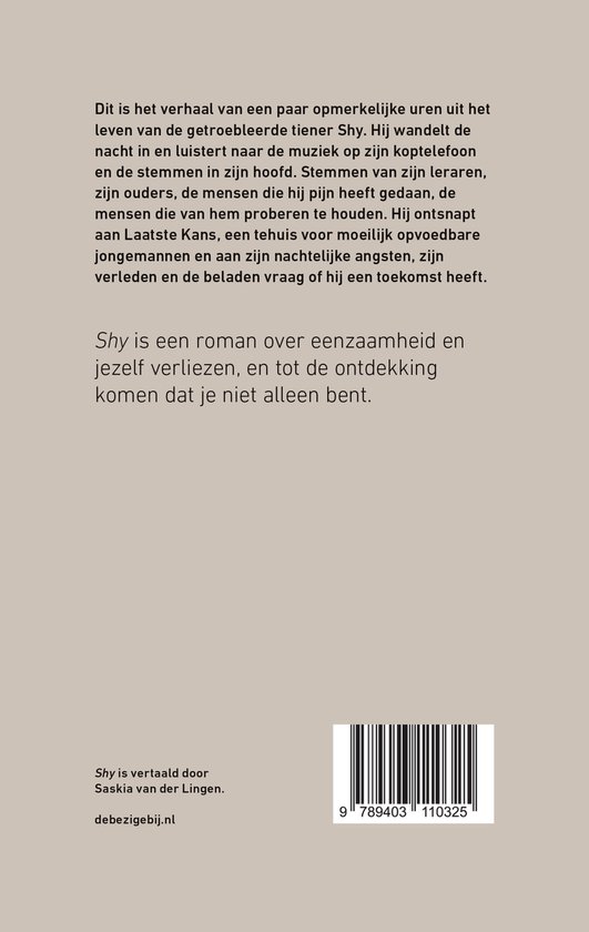 Achterflap van het boek 'Shy'. Tekst beschrijft het verhaal over de getroebleerde tiener Shy. Streepjescode met ISBN.