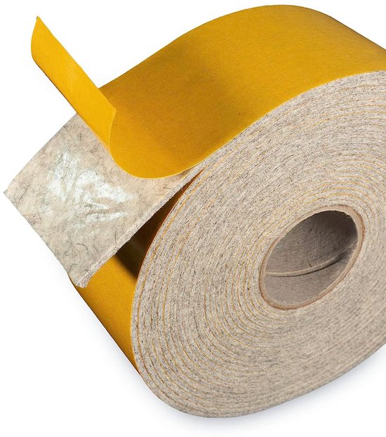 Een rol grijs, gemêleerd plakvilt, met een gele beschermlaag die deels wordt verwijderd om de zelfklevende achterkant te tonen.