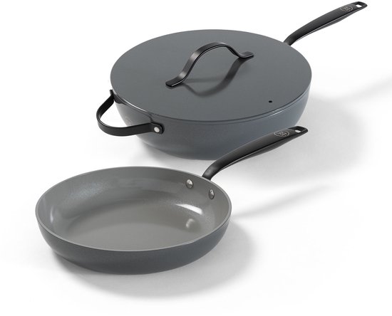 Grijze koekenpan met zwarte handgreep en een grotere grijze wokpan met deksel en zwarte handgrepen.