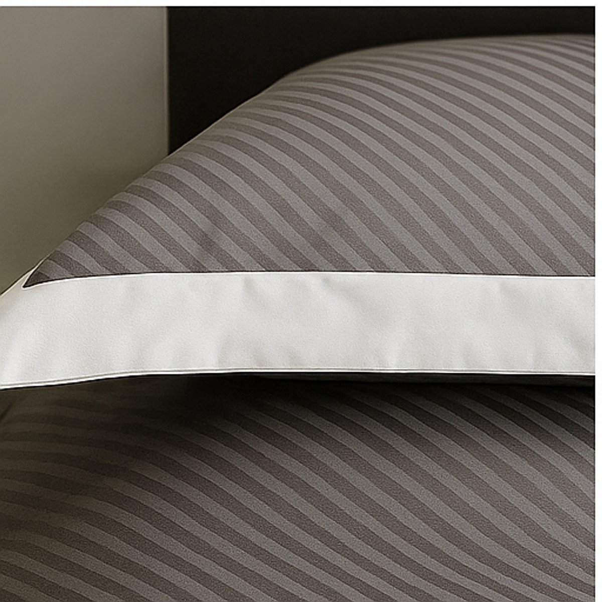 Socrates Luxe 4-delige Beddengoedset – 100% Katoen – 80s – Zacht & Ademend – 240x220 cm – Grijs/Wit