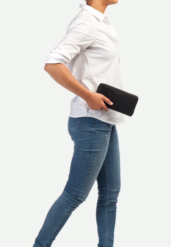 Persoon houdt een zwarte Burkely portemonnee vast in de hand, draagt een wit overhemd en blauwe jeans.