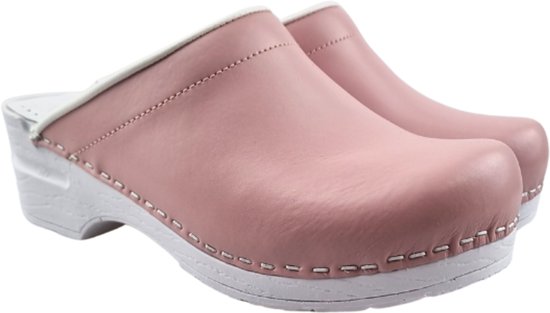 Roze leren klompen met witte zolen en stiksels.