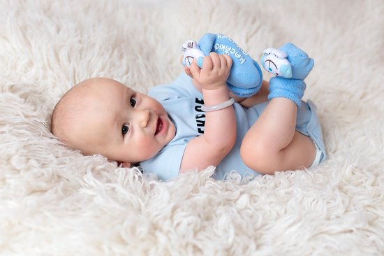 Kraamcadeau jongen - romper, babysneakers en rammelaar - cadeau geboorte jongen - geboortegeschenk- Kan ook rechtstreeks worden verstuurd - jongen van Merkloos — afbeelding 2