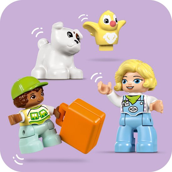 Figurines LEGO Duplo d'un chien blanc, deux enfants et une valise orange.