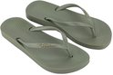 Lichtgroene Ipanema teenslippers met golvend patroon op de zool en merknaam.