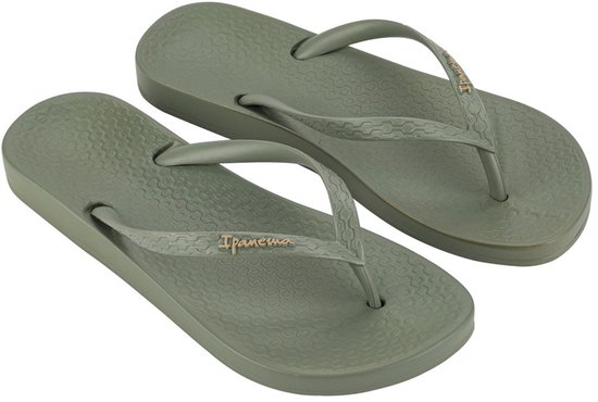 Lichtgroene Ipanema teenslippers met golvend patroon op de zool en merknaam.