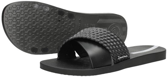 Zwarte Ipanema slipper met gevlochten band, gestippelde zool en logo.