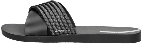 Zwarte Ipanema slipper met gevlochten band en subtiele logo.