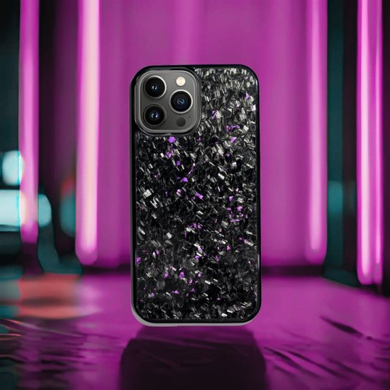 iPhone 15 Pro Max hoesje van carbon fiber met paarse accenten, in een neon verlichte setting.