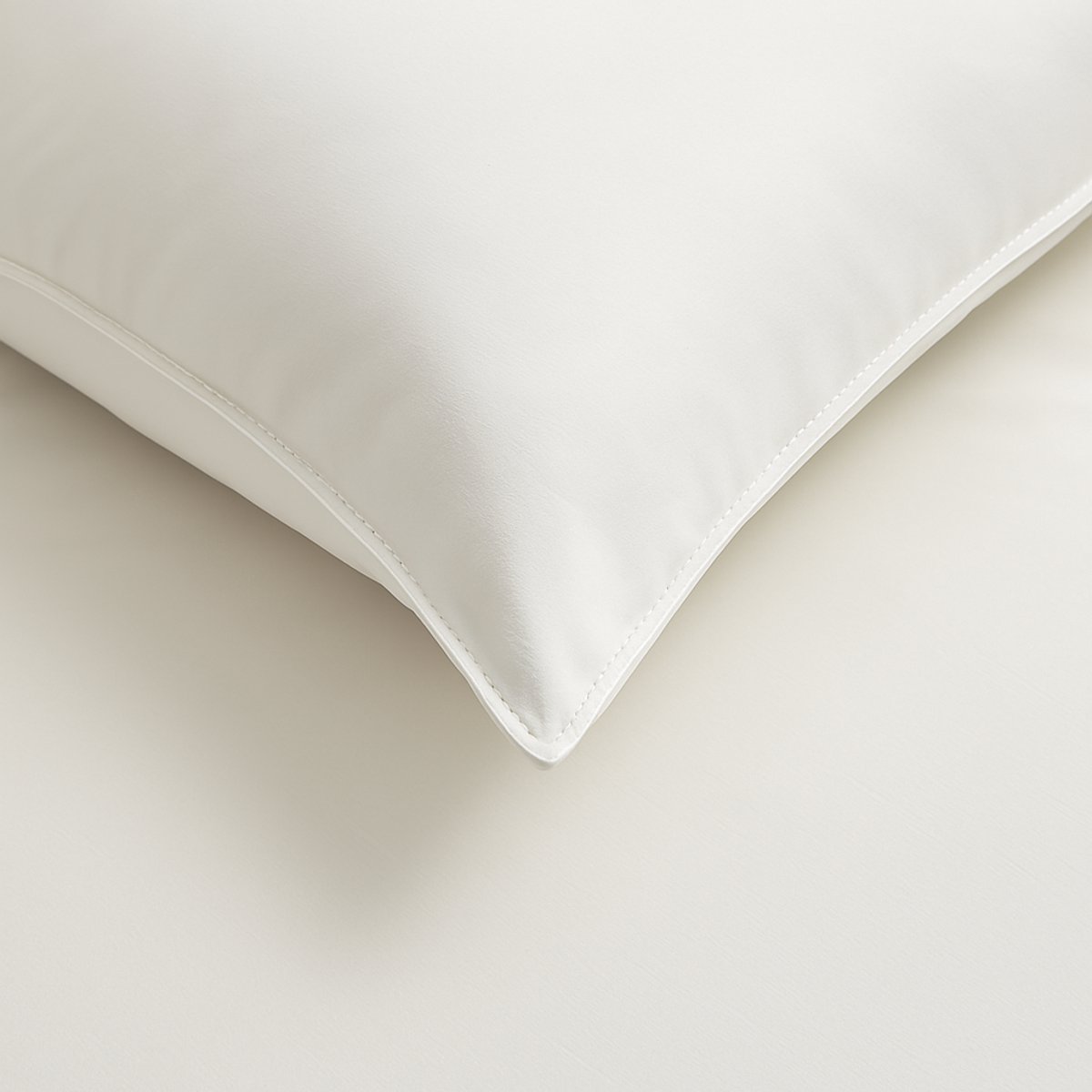 Luxe Satijnzachte Katoenen Kussenslopen – 100% Katoen met Zijdezachte Glans – Ademend & Hypoallergeen – Set van 2 – (Afmetingen: 60x70 cm Moonlicht Wit